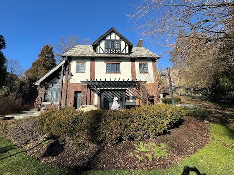 Mountaintop Carriage House with Tennis Court
