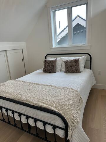 Charming Country Home West Pt Grey, UBC, Kits. gallery image 4