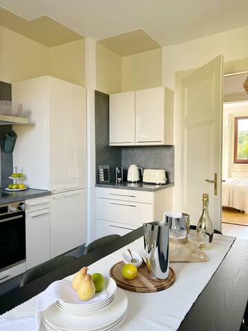 Waterfront | Lake view | Parking | City center gallery image 5