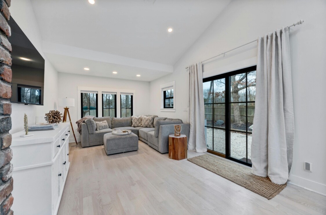 Top performing Airbnb: Beautiful modern only 3.8 miles to Shinnecock in Hampton Bays