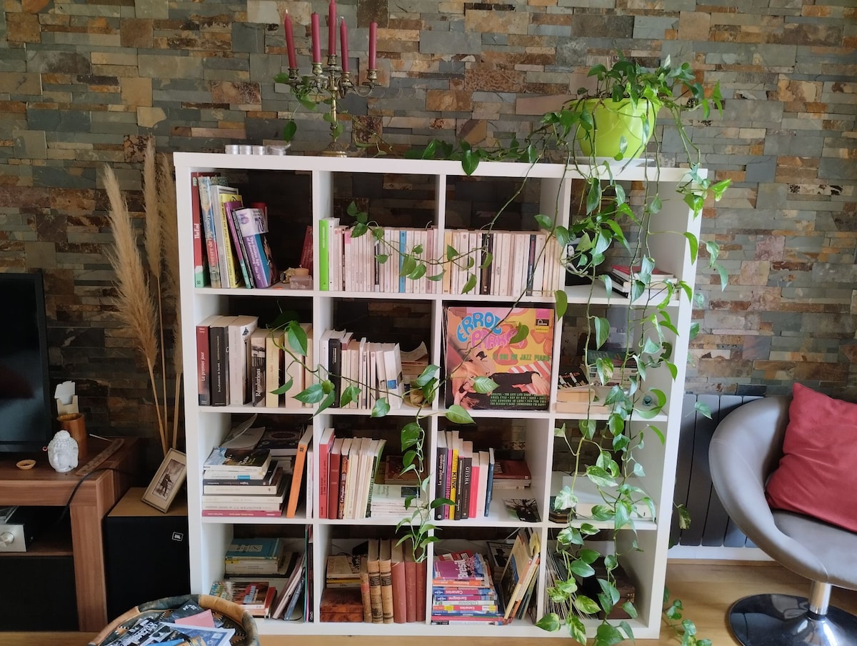 Popular Airbnb listing: JiPé's cozy nest in Mosson