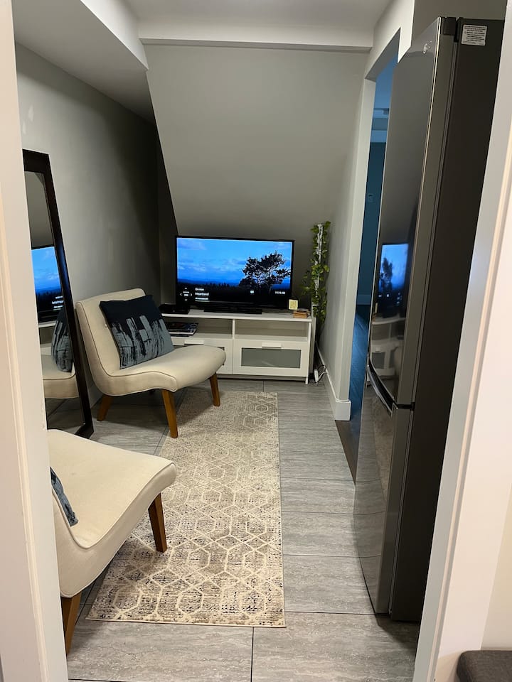 Beautifully Renovated Chickadee Suite - North Vancouver