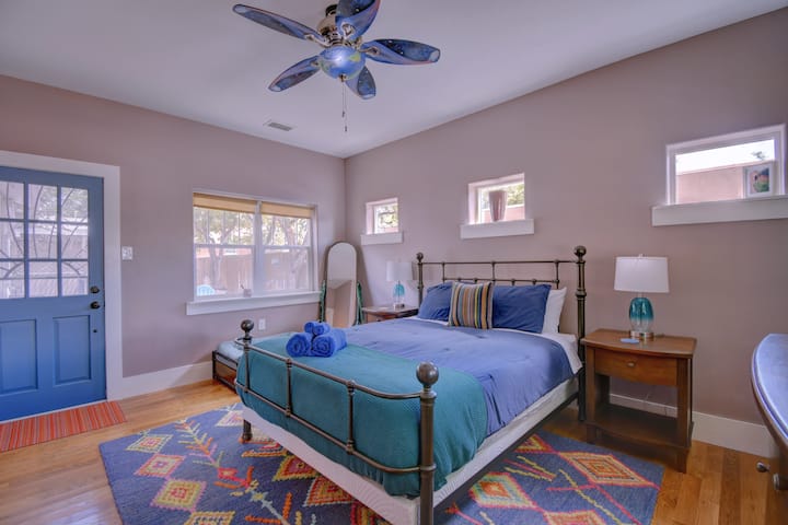 Walk To Old Town, Pets+yard, Work From Home - Albuquerque, NM