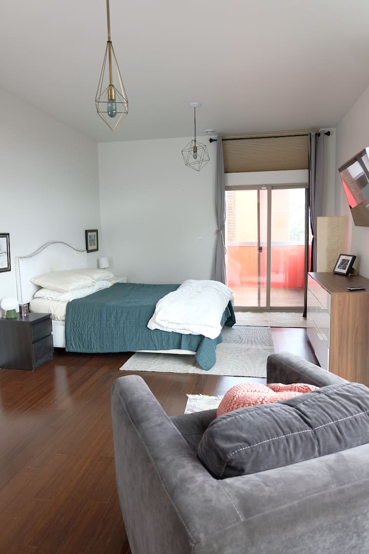 جناح رئيسي في الطابق الثالث مع شرفة خاصة ملحقة بإطلالات على جبال كاسكيد في يوم صافٍ