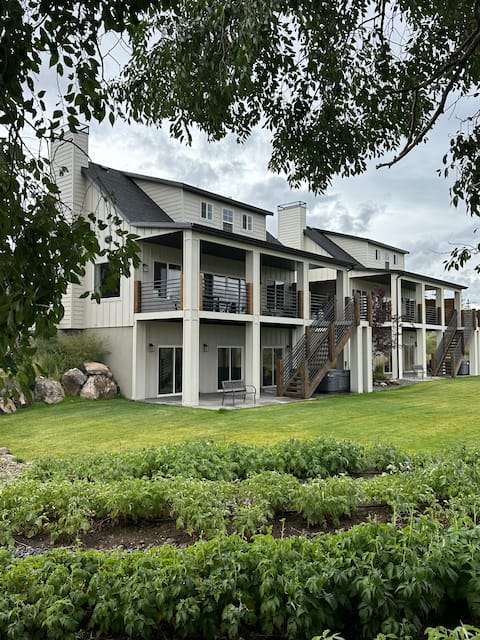 Weddings and Reunions at Stoney Farms (2 Homes)