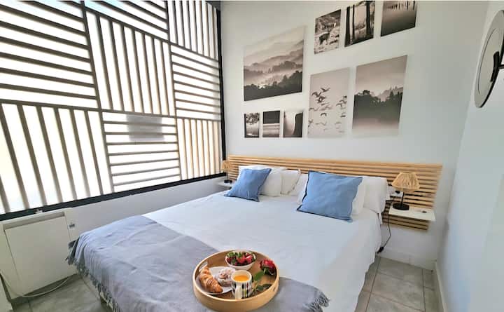 Chumba kikuu cha kulala chenye mwangaza mkali, chenye mwanga wa asili ambao huunda mazingira mazuri na ya kupumzika. Inaweza pia kuwekwa na vitanda viwili viwili kulingana na mahitaji yako.
