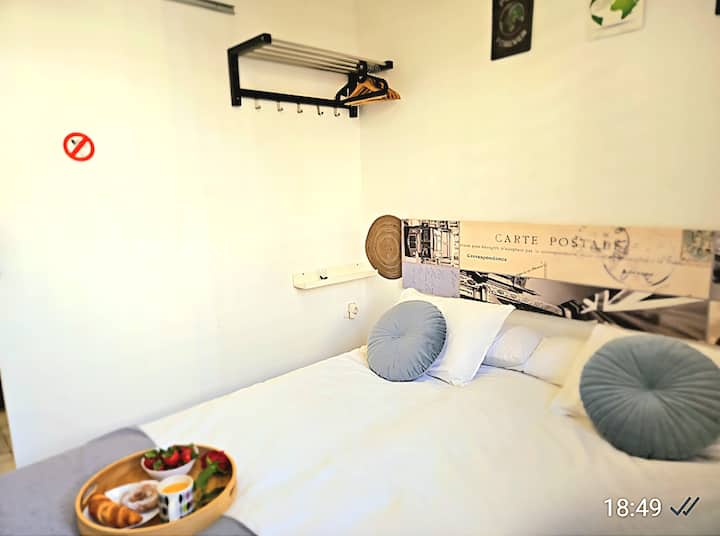 Chumba cha kulala cha aina mbalimbali ambacho kinaweza kusanidiwa kwa kitanda cha ukubwa wa kifalme au vitanda viwili pacha, kulingana na mahitaji yako kwa ajili ya mapumziko mazuri.
