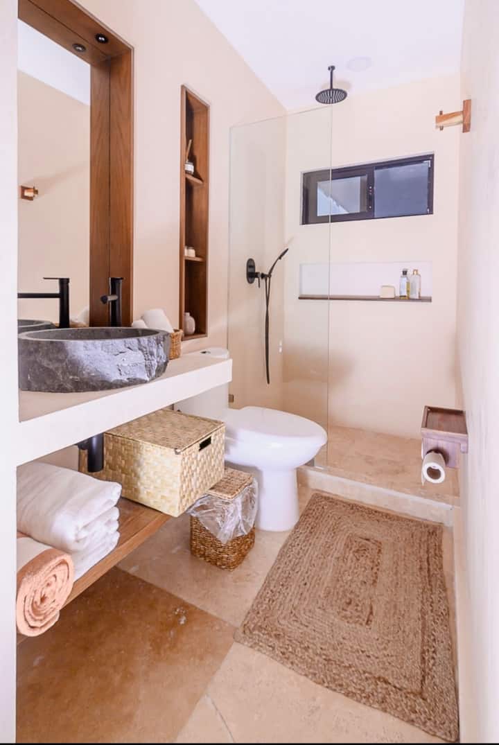 Приватна спална соба 4. Секоја од 5-те спални соби има клима уред и тавански вентилатори, паравани против комарци, затемнети завеси и чисти завеси, сите имаат големи плакари, осветлување за расположение и индивидуална сопствена бања.