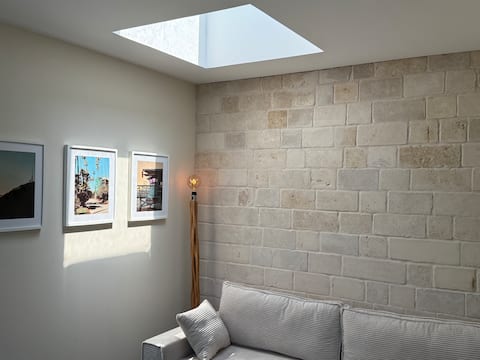 Popular Airbnb listing: California Suite | Netflix - Prime Video in Saint Herblain