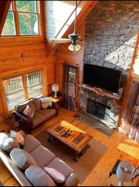 The Bear’s Watch Mountain Cabin