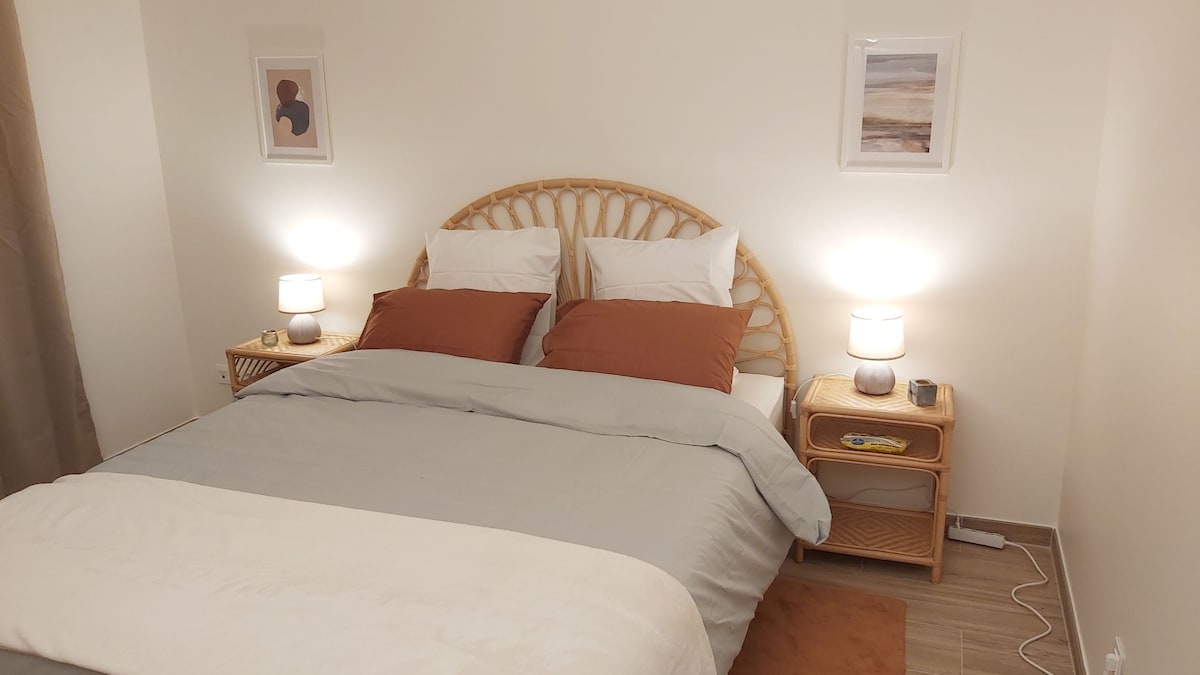 Chumba cha wicker mbili kilicho na bafu la malazi