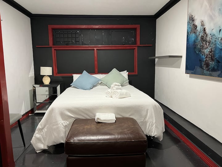 Camas tamaño queen, protectores de colchón y almohadas, calentador, aire acondicionado, espacio para colgar, espejo, persianas opacas