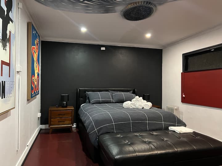 Camas tamaño queen, protectores de colchón y almohadas, calentador, aire acondicionado, espacio para colgar, espejo, persianas opacas