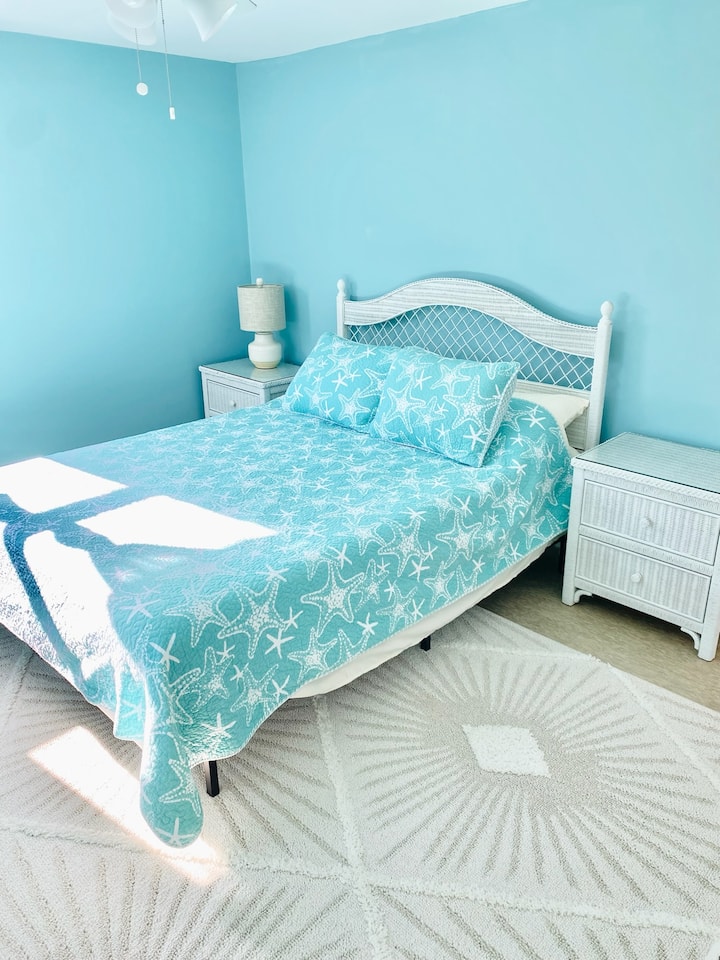 غرفة نوم مليئة بالشمس - خزانة مزدوجة وخزانات ملابس متعددة للتخزين.