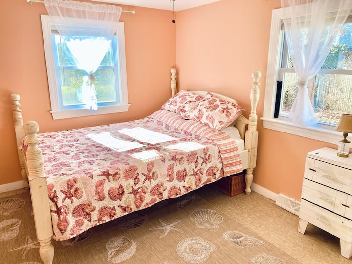 غرفة نوم مليئة بالشمس - خزانة مزدوجة وطاولة ليلية للتخزين.