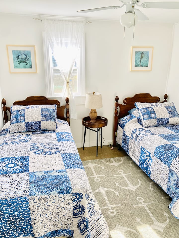 أسرّة مزدوجة مريحة وغرفة مملوءة بالضوء