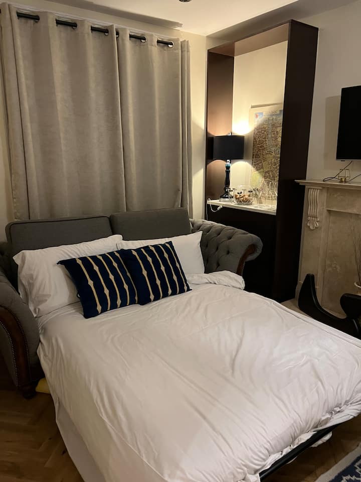 Nachádza sa na najvyššom poschodí, má vlastnú izbu a bude zariadená. 
Táto posteľ je väčšia ako manželská posteľ. 

