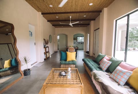 Casa Ma – 2BR Upper Floor Flat 3-min from Beach