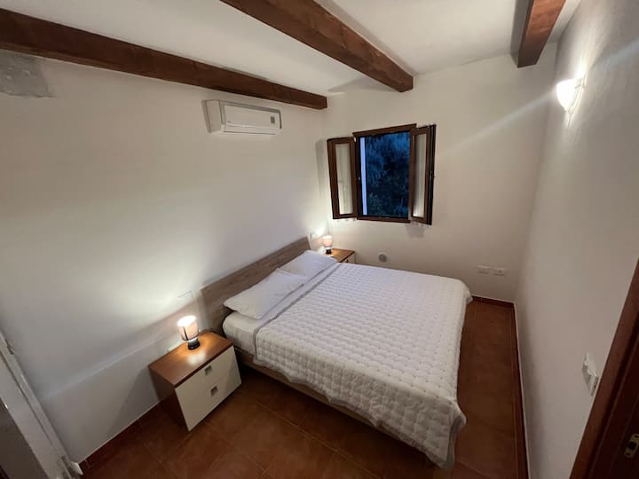 Cama doble grande y cómoda, aire acondicionado y 2 grandes armarios individuales