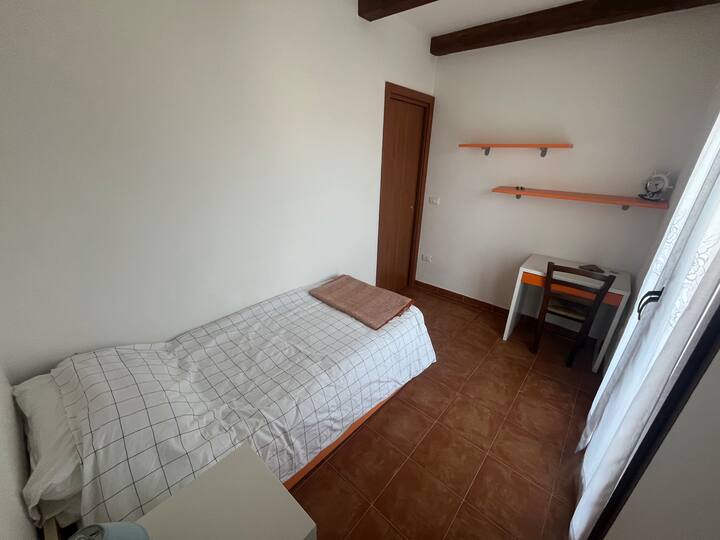 Configurado para 1 persona.  Puertas dobles que conducen al balcón