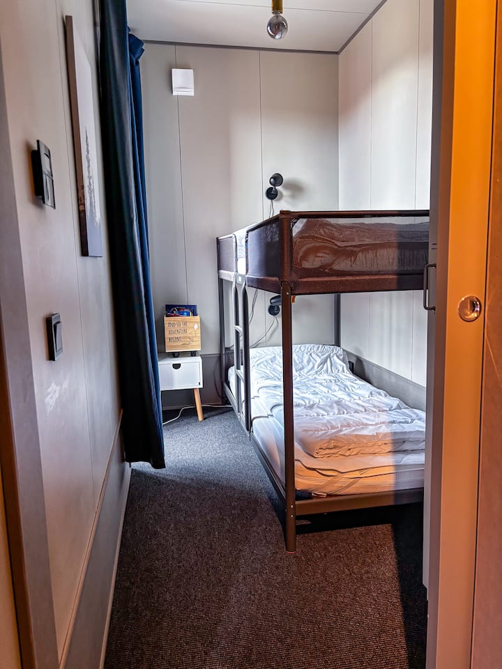 I det mindre sovrummet finns en våningssäng samt en garderob.