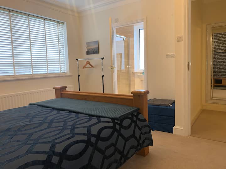 Spálňa s dvoma manželskými posteľami veľkosti King a vlastnou kúpeľňou 