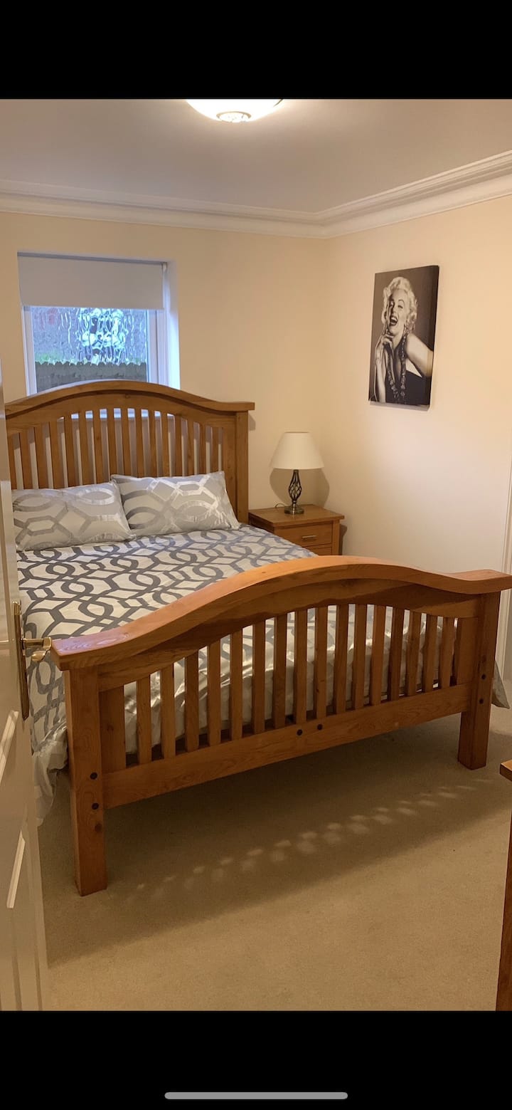 Spálňa 3 Manželská posteľ a spoločná kúpeľňa so štyrmi spálňami