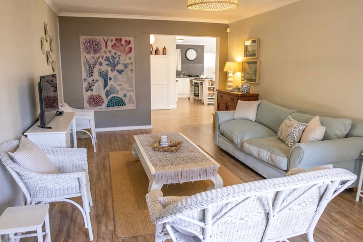 Homely Cottage 100m From Beach With Fire Hot-tub - Jeffreys Bay