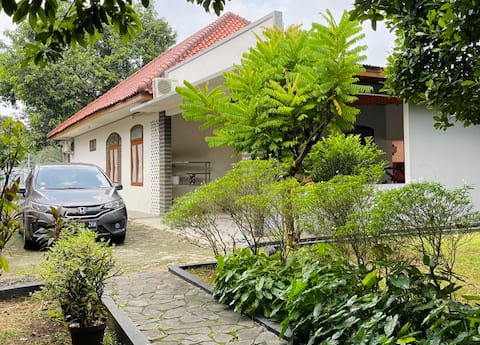 Serasa di Beji |Spacious Cozy Garden Stay near UI