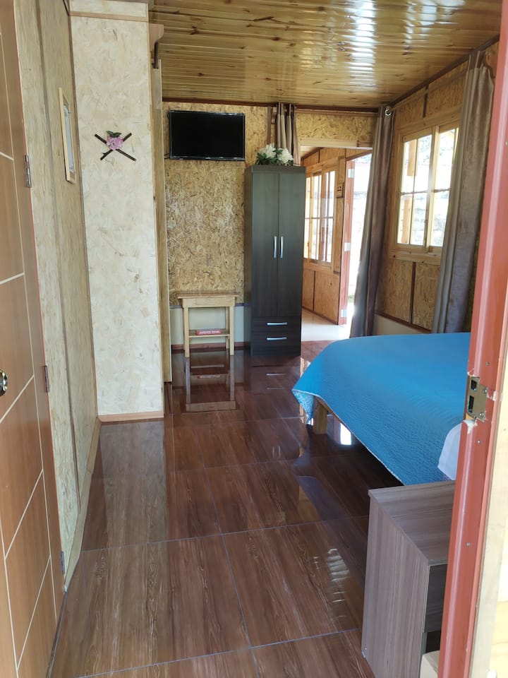 Una habitación amplia para dos personas 