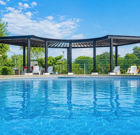 Exceptional, close to the airport, beach, and marina