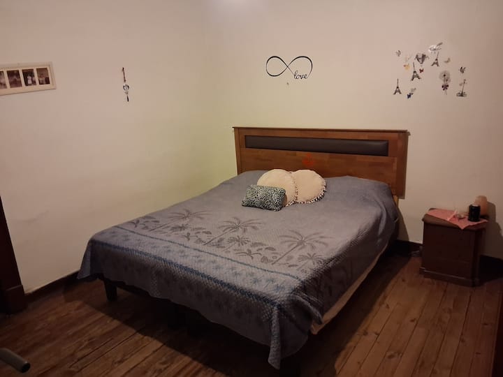  Descanso garantizado en cama King.
 Espacio amplio, luminoso y con ropa de cama incluida.