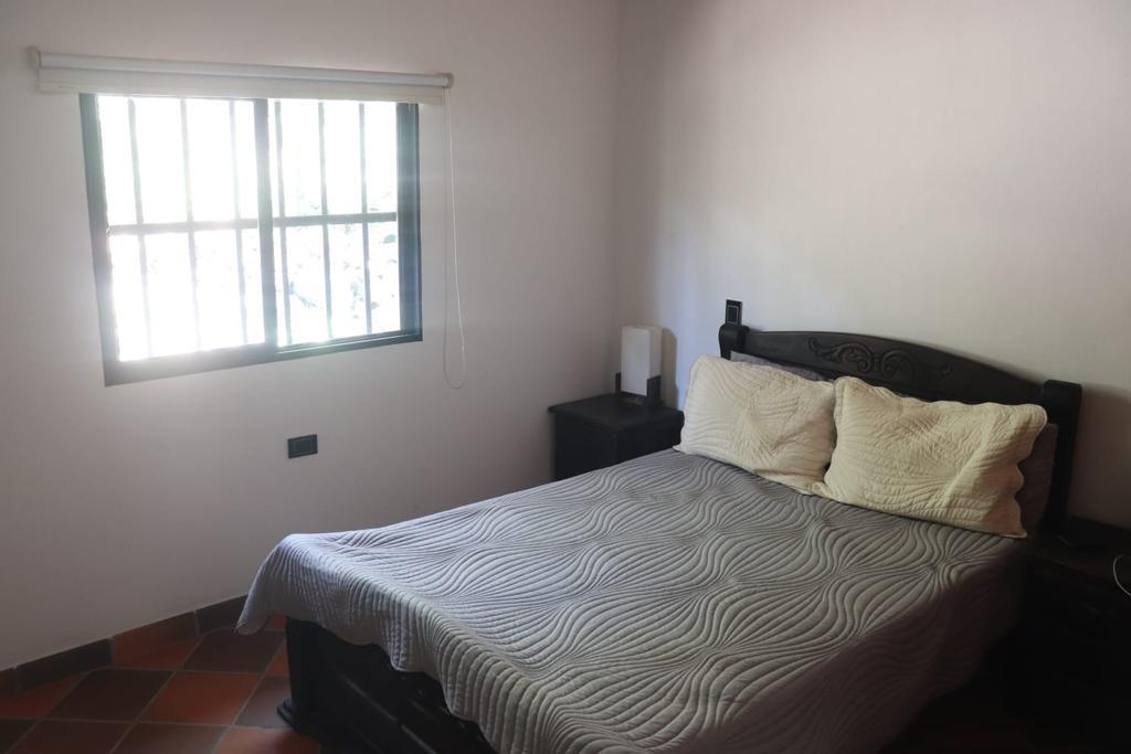 Izba s vlastnou kúpeľňou, šatníkom a ventilátorom.