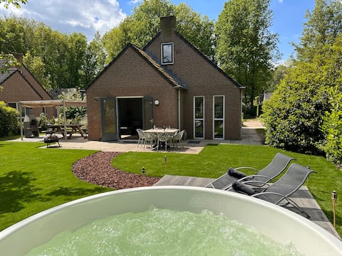 Forest Cottage 'The Green Woodpecker' with hottub