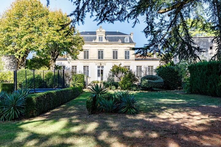 Grande Maison de maitre avec piscine et tennis gallery image 2