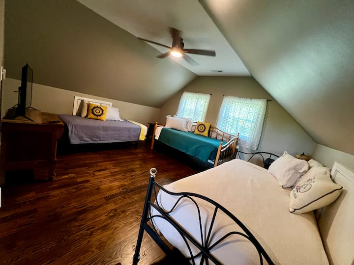 2階のお部屋にはツインベッドが3台あります。