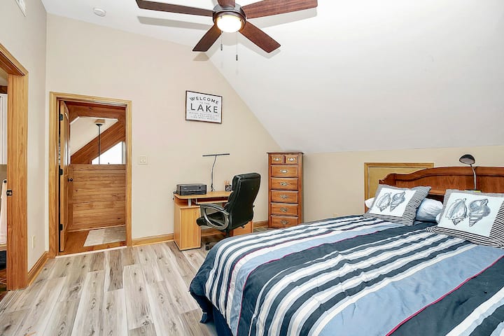 พื้นที่ทำงานเงียบสงบพร้อมเครื่องพิมพ์และอุปกรณ์เสริม