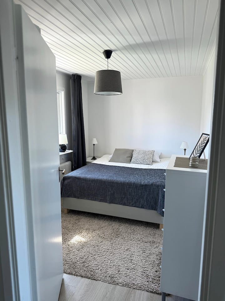 Ghorofa ya kwanza - Chumba cha kulala chenye starehe chenye kitanda mara mbili cha sentimita 160, meza mbili kando ya kitanda, kabati la kujipambia, vitanda viwili na kioo cha urefu kamili. Madirisha upande wa mashariki (jua la asubuhi) kuelekea mbele/mtaa na mapazia ya kuzima. 