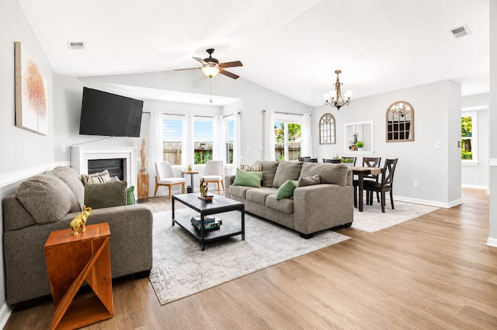 Spacious 3 Bedroom Home | Near many Shops & Dining