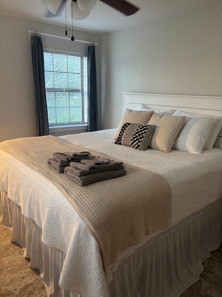 מיטת קינג סייז עם כיסוי לספוג. יש וילונות מחשיכים. שפע של מקום במגירה ומתלה תלוי לבגדים שלכם. יש כיסא נוח לקריאה/מנוחה. 