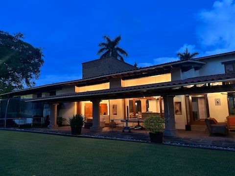 Villa Alebrije- Lake, pool and bar - 15 guests