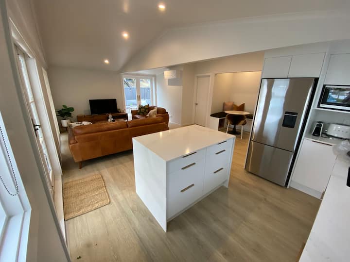 Newly Renovated  2 Bed Cottage - Riverhead