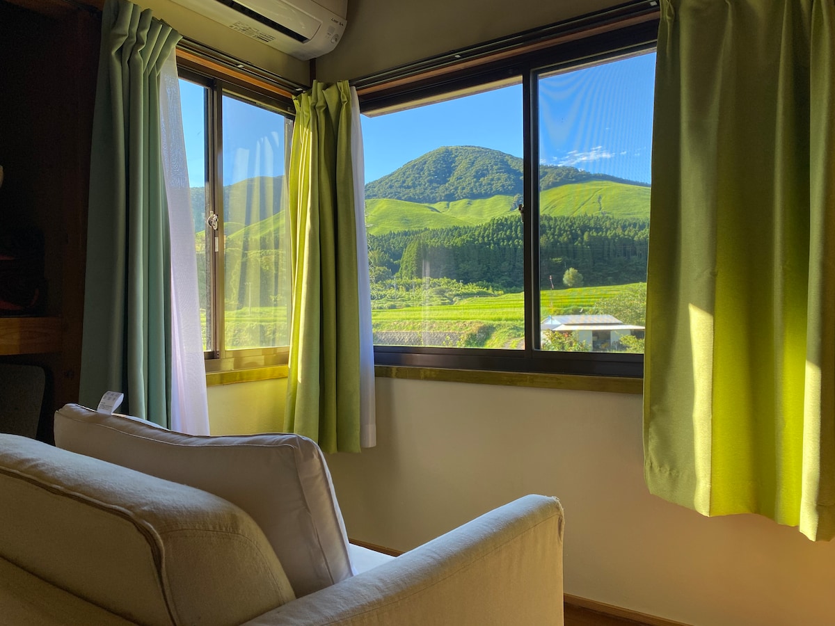 ゲスト専用のリビングです。リビングの窓を開けると大草原の山と田園風景！草原は日本の原風景。全国でもこんなにたくさんの草原を見ることができるのは、阿蘇くじゅうエリアだけです！外を眺めているだけでゆっくり時間が流れます。