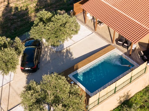 House with pool next to the airport.