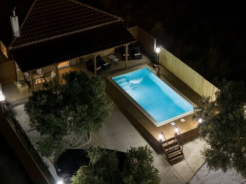 House with pool by the airport