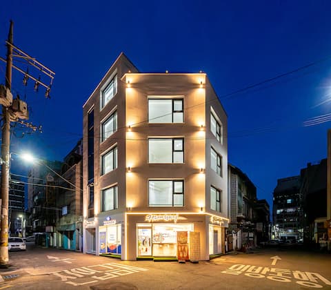 This is a two-room building in a cafe building with a renovated interior, 3 minutes on foot from Any