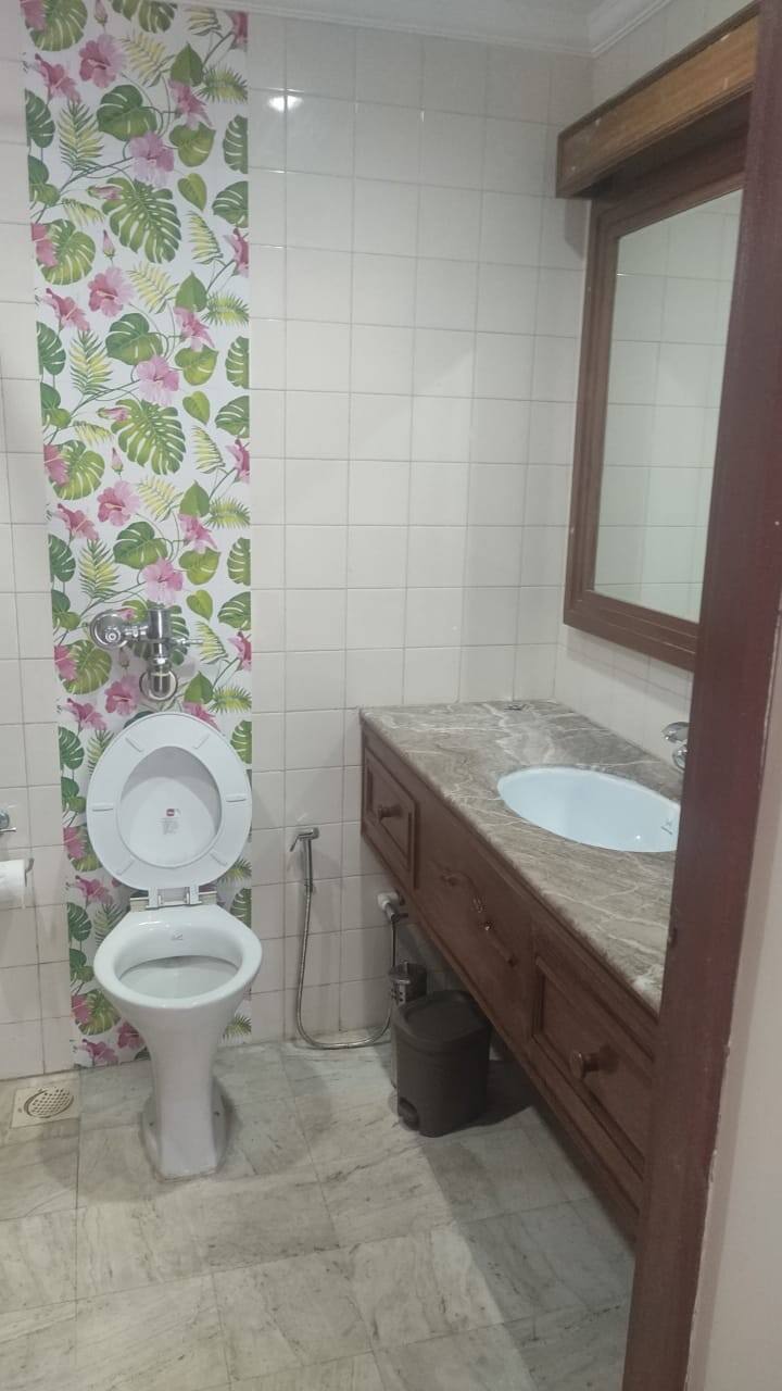 Full bathroom 3 image 2