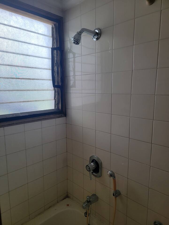 Full bathroom 2 image 2