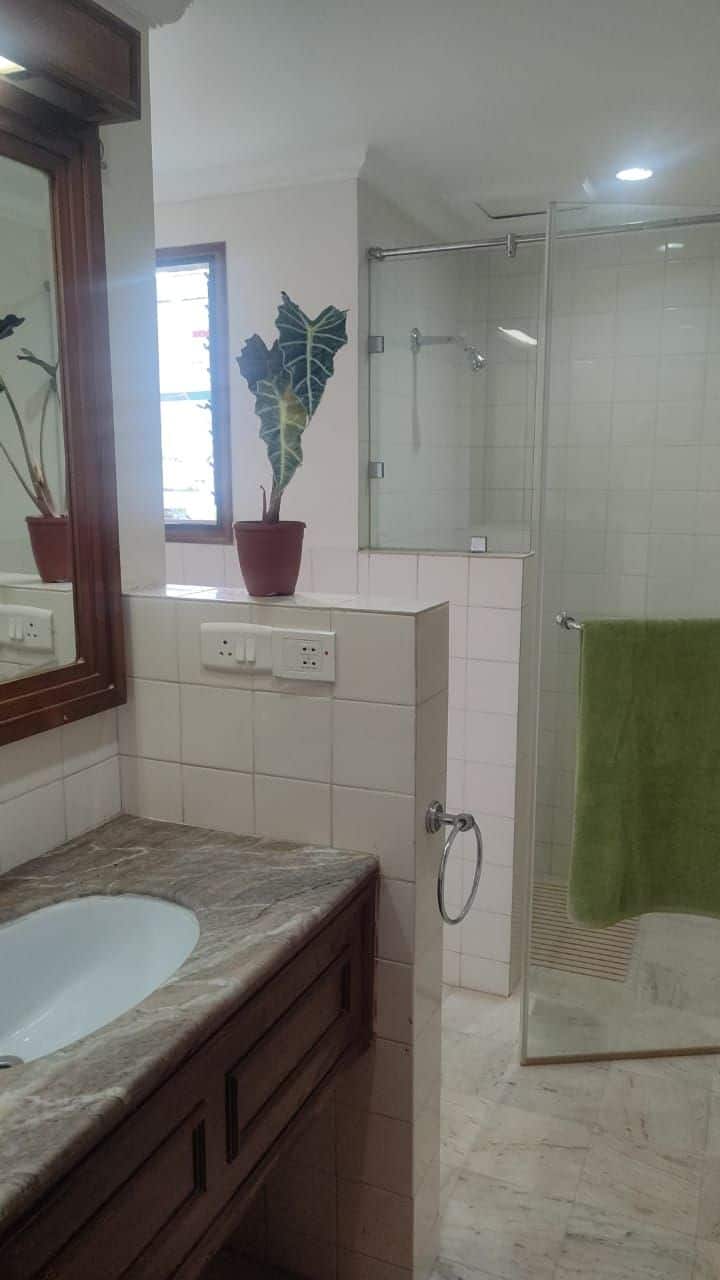 Full bathroom 1 image 1