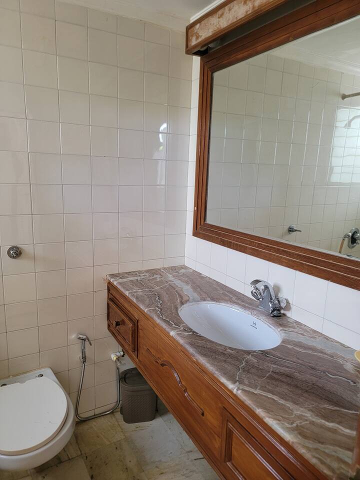 Full bathroom 2 image 1